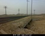 لعدم وجود علامات تدل على خطورته :  سيارة تصطدم بالكثبان الرملية بالدائري الشمالي بمحافظة عفيف