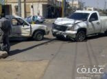 بالصور ..   تجاوز الاشاره المروريه يتسبب في حادث تصادم على الشارع العام