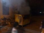 مراهقون يشعلون النار في حاوية نفايات ومواطن يقوم بإخمادها