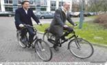 شاهد رئيس وزراء هولندا يدخل مقر الحكومة راكبًا دراجته