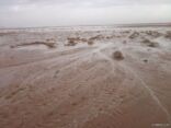 أمطار متفرقة مابين المتوسطة والغزيرة على القرى شمال وشرق محافظة عفيف فجر يوم الاثنين