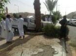 سيارة تنحرف وتصطدم بنخلة في الشارع العام