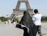 السفارة السعودية للسعوديات المحجبات : من يزور فرنسا يتقيد بقوانينها