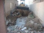 بلدية عفيف تقوم بإزالة خطر أربع منازل مهجوره هذا اليوم