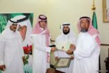 العجلان يستقبل الطالب سعد حسين لنيله جائزة الخط العربي على مستوى المملكة
