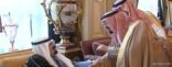 بالفيديو..خادم الحرمين يستقبل الأمراء والعلماء والمشائخ