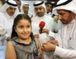 وزير الصحة يدشن حملة التطعيم ضد "أنفلونزا الخنازير" بأخذ أول جرعه هو وطفلته (هناء )