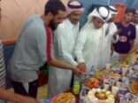 الضليعي يحتفل بالفوز مع اللاعبين بالنادي وعضو الشرف خالد العتيبي يستقبلهم في منزله