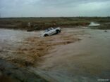 مواطن ينجو من الغرق بعد ان جرفت السيول مركبتة  وسط وادي عفيف ( بالصور والفيديو  )
