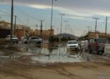 مركبه تتعرض للسقوط في شارع سجن عفيف بعد انهياره نتيجة الأمطار