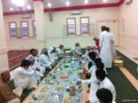 جماعة مسجد بن عباس يجمعون أهالي الحي على مائدة الافطار بمحافظة عفيف