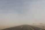 عاصفة رملية تغطي سماء عفيف وضواحيها.. وتراجع حركة السير على الطرق