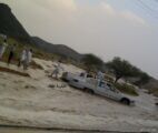 رغم تحذيرات مدني عفيف .. شباب يغامرون في الامطار والسيول تحتجز مركباتهم