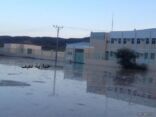 مياه الأمطار تحاصر مدرسة الجمانية وتعلق الدراسة فيها رغم حضور منسوبيها