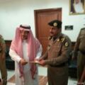 محافظ عفيف يسلّم الرائد خالد محيا خطاب شكر وتقدير