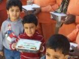 بادره انسانيه:اطفال روضه في منطقه عفيف يوزعون وجبات غذائيه على عمال النظافه