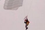 مظلي سعودي يقفز من سارية برج خليفة بدبي