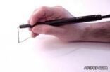 اختراع قلم يكتب على الهواء بدلا من الورق!