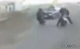 فيديو/ شاب يدفع زميله للموت!