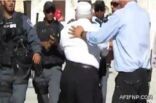 فيديو/ جنود صهاينة ينهالون بالضرب على مسن