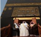 أمير مكة يتشرف بغسل الكعبة نيابة عن خادم الحرمين