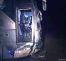 بالصور .. حادث مروري لحافلة نقل ركاب غرب عفيف