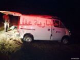 اصابات متعددة لفني اتصالات ومرافقه في حادث انقلاب على طريق عفيف – ظلم