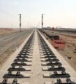 قضبان السكة الحديدية لمشروع قطار الحرمين على «مشارف المدينة»