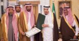 خادم الحرمين يستقبل القنصل الخالدي ويقلده وسام الملك عبدالعزيز