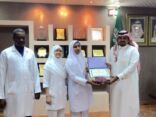 مدير مستشفى عفيف يكرّم ممرضة اجنبيه نظير عملها الانساني