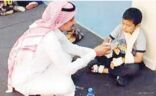 صورة لمعلم يساعد طالباً مصاباً على تناول إفطاره تنال إعجاب المغردين