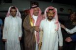 خالد بن سلطان يستقبل الأسيرين السعوديين خلال وصولهم إلى أرض الوطن