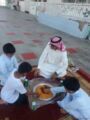 معلم يحضر وجبة الغداء لطلبته بعد تأخر أولياء أمورهم