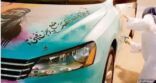 مبتعثة سعودية تدهش الأمريكيين باستخدام الخط العربي والرسم على السيارات