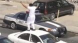 بالفيديو.. مخمور يرقص فوق سيارة بأحد شوارع الكويت ويعتدي على رجل أمن