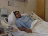 الهاجري يرقد على السرير الابيض  بعد إجراء عملية جراحية بمستشفى عفيف