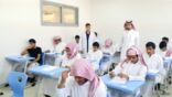 طبيب الوحدة الصحية المدرسية يتفقد حالة الطلاب الصحية في مدارس عفيف