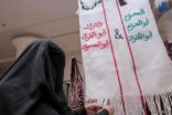 لوحة من النسيج تضم خادم الحرمين والملك المؤسس تلقى اهتمام زوار مهرجان للتمور ببريدة