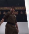 بالفيديو.. رجل أمن لم تمنعه أمطار مكة من مراقبة حركة الطواف وتوجيه المعتمرين بالحرم