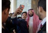 ولي ولي العهد يلتقي الطلبة السعوديين بالصين ويلتقط صور “سيلفي” معهم
