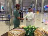 محمد بن راشد يحتفي باليوم الوطني للمملكة.. ومطار دبي يستقبل السعوديين بالحلوى والورود
