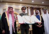الإمارات تمنح خادم الحرمين وسام زايد تقديراً لدوره في دعم العمل الخليجي والعربي