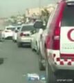 سيارة للهلال الأحمر تلقي أدوات طبية مستعملة عند إشارة