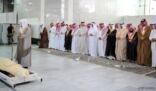 أمير مكة يؤدي صلاة الميت على الأمير محمد بن فيصل