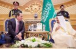 خادم الحرمين يستقبل الرئيس المصري لدى وصوله الرياض