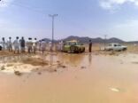 امطار على قرى شمال عفيف والحوميات .. واحتجاز بعض السيارات في قرية الاشعرية (صور)
