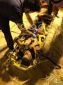 مدني عفيف ينقذ عامل سقط في بئر بمركز المكلاة