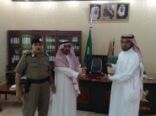 مرور عفيف يقدم درع وشهادة شكر لوكيل مدرسة الملك فهد الابتدائية بمكتب المحافظ