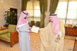 أمير الرياض يكرم المواطن الشيباني لإنقاذه طالبات وإبعادهن عن خطر حريق الحافلة المدرسية