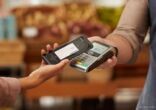 البنوك: تطبيق الدفع عبر الهواتف الذكية بنقاط البيع خلال النصف الأول من 2018